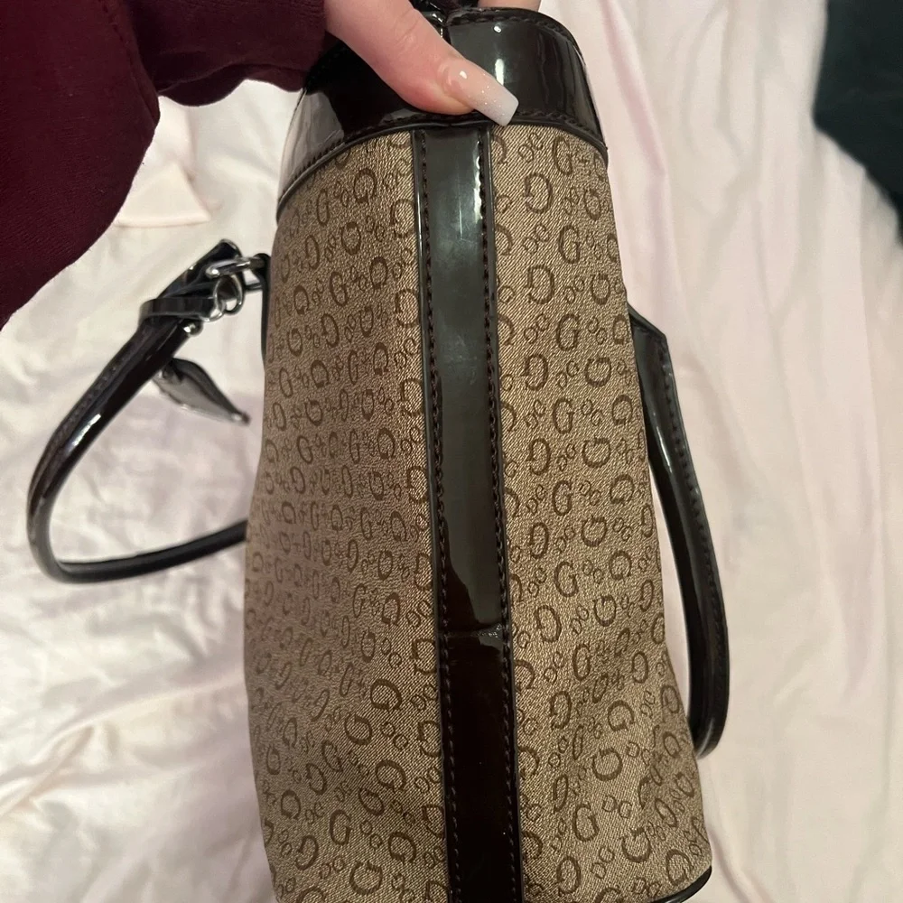 GUESS Tote - Picture 8 of 10